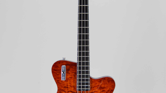 … oder prächtige Bassgitarre: Die unterschiedlichen eingesetzten Holzarten und die Oberflächengestaltung mit dem Hochglanzlack von ADLER verleihen den Instrumenten ihren außergewöhnlichen Look. | © Pagelli Gitarrenbau