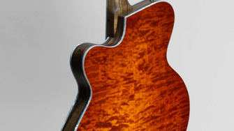 … oder prächtige Bassgitarre: Die unterschiedlichen eingesetzten Holzarten und die Oberflächengestaltung mit dem Hochglanzlack von ADLER verleihen den Instrumenten ihren außergewöhnlichen Look. | © Pagelli Gitarrenbau