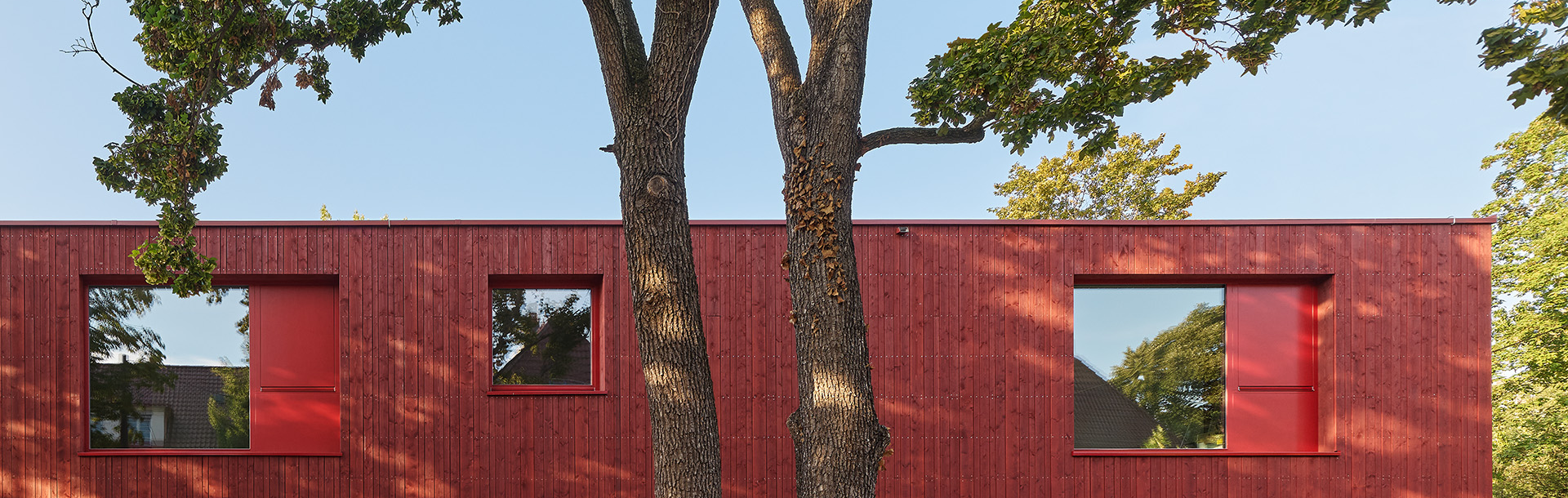 Rotes Juwel im Grünen – Kita Parkstraße Stuttgart | © Zooey Braun Rotes Juwel im Grünen – Kita Parkstraße Stuttgart | © Zooey Braun
